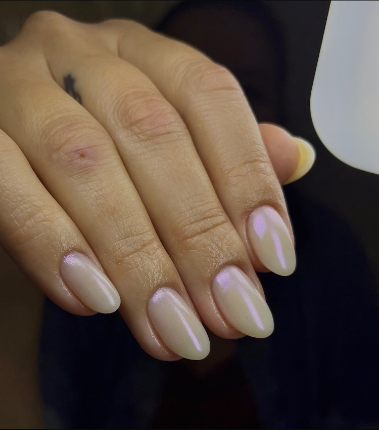 Unhas amendoadas com acabamento perolado e reflexos delicados