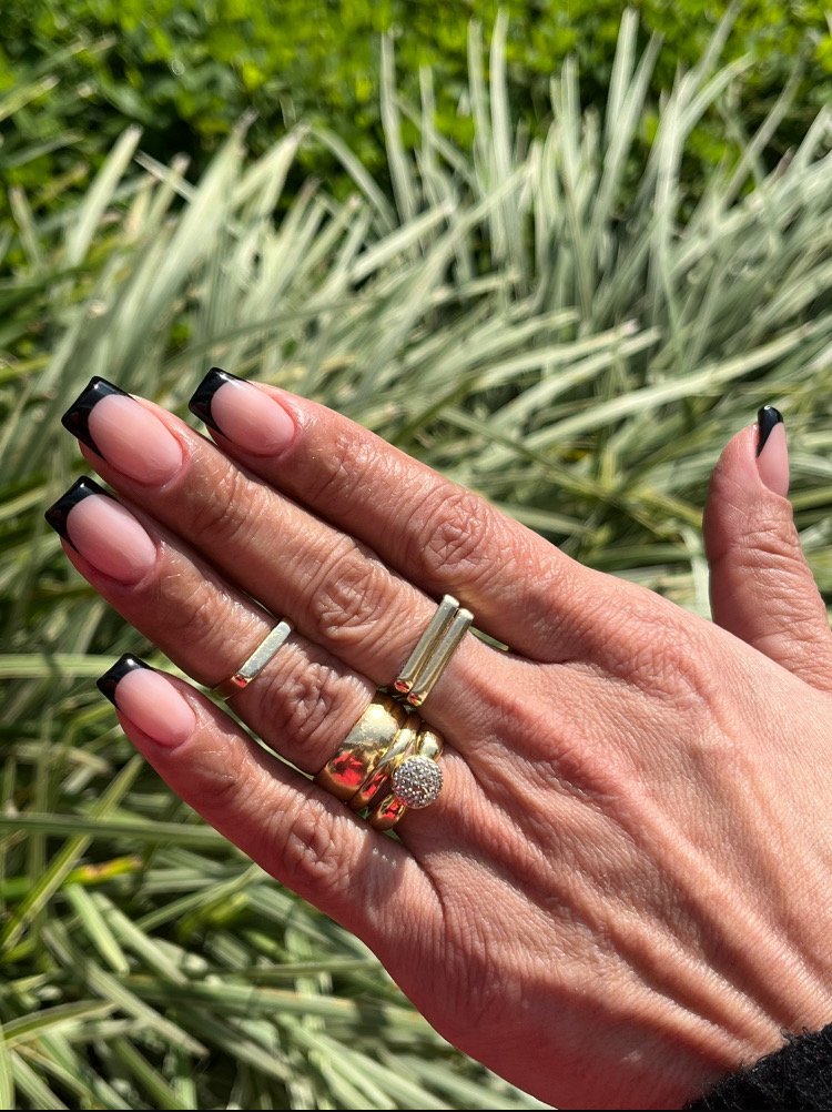 Unhas com base rosada e francesinha preta