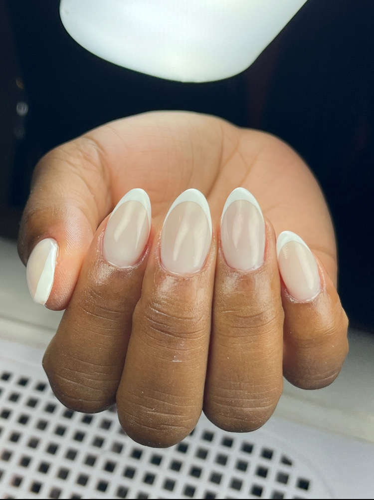 Unhas amendoadas com blindagem e francesinha branca