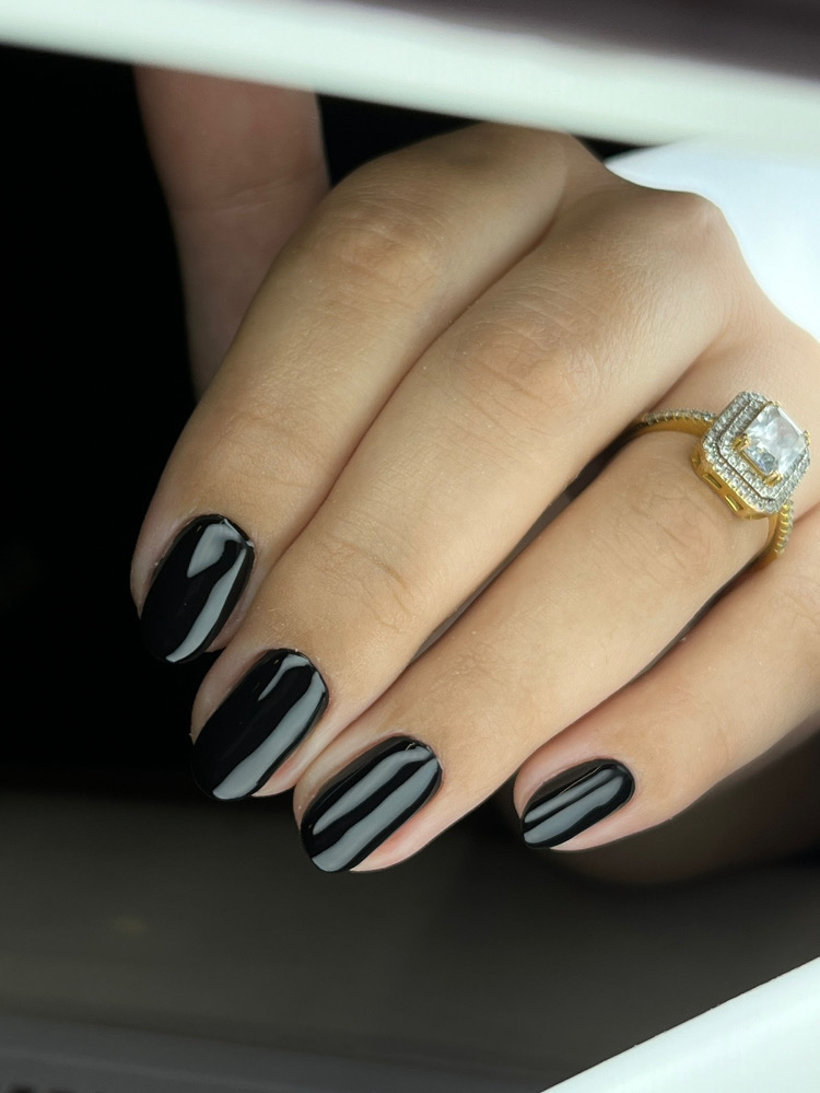 Unhas curtas arredondadas com esmaltação preta