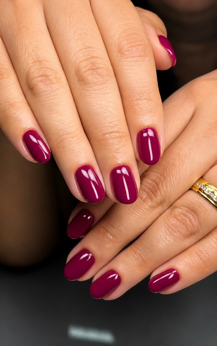 Unhas curtas com esmaltação em gel na cor vinho